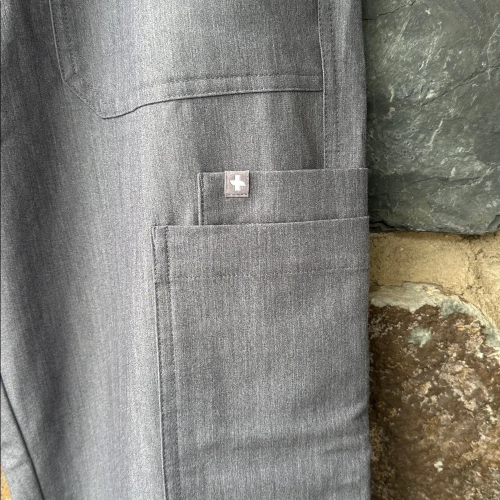 Figs Men's 'Cairo' Cargo Scrub Pants in 'Graphite' Gray/Green Size Large